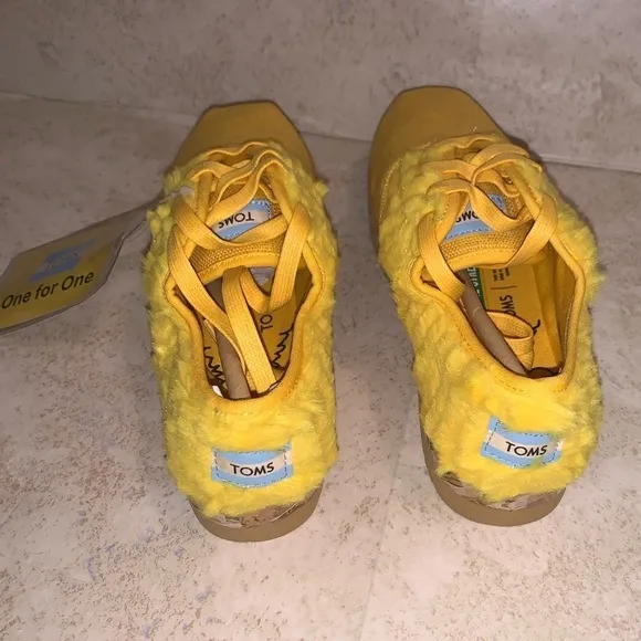 Toms Limited Edition Rare Yellow Big Bird Sesame Street Sneakers Size 6