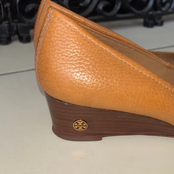 Tory Burch Annalise wedge heel Tan with rounded toe minimalist design 7 M