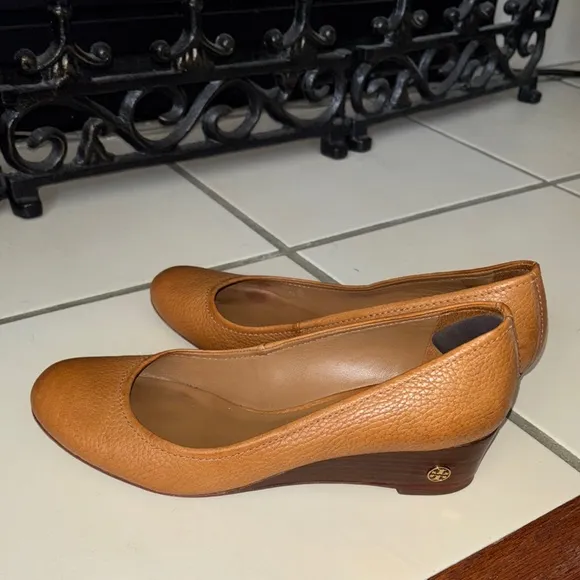 Tory Burch Annalise wedge heel Tan with rounded toe minimalist design 7 M