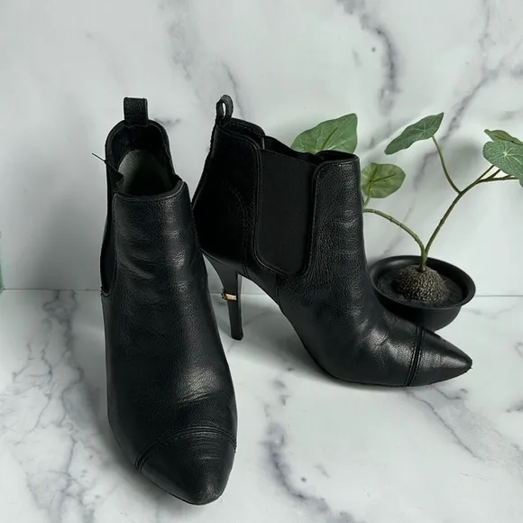 Tory Burch Bernice Black Leather Pointed Toe Ankle Boots Size 7.5M