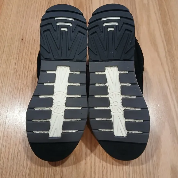 UGG GoldencushComfort/Lifestyle Athletic/Chunky Shoes Size 8.5 for Women