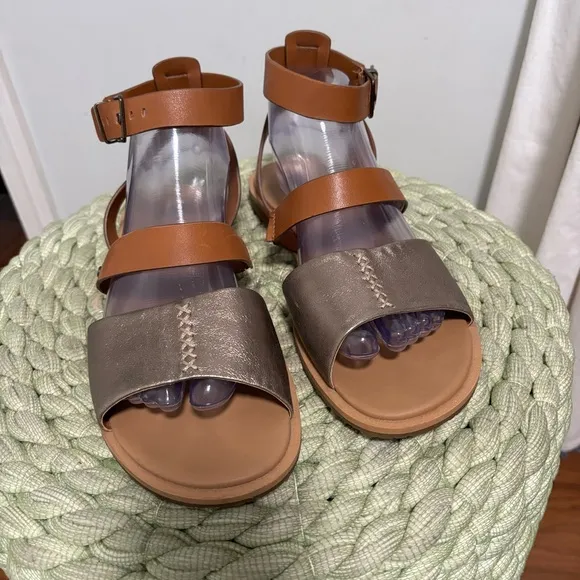 UGG Zahara Chestnut Metallic Gold Leather Stappy Ankle Strap Flat Sandals