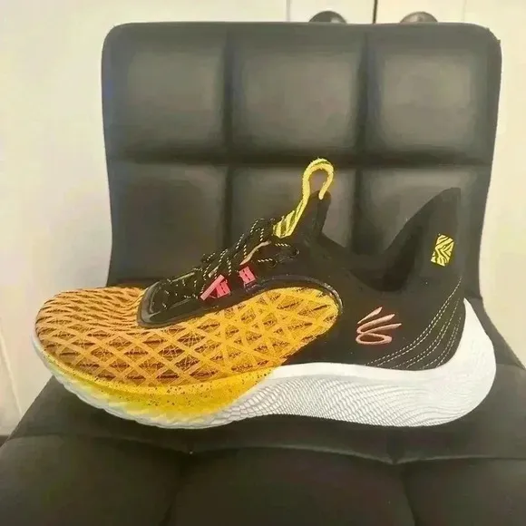 Under Armour Curry 9 Street Sesame Street Size M 13.5 W 15 Yellow Black Sneakers