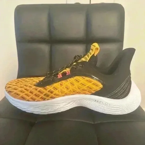 Under Armour Curry 9 Street Sesame Street Size M 13.5 W 15 Yellow Black Sneakers