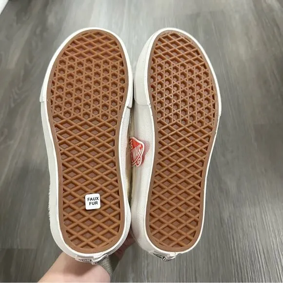 Vans Old Skool Sherpa Low Top Sneakers in Cream‎ Size 6