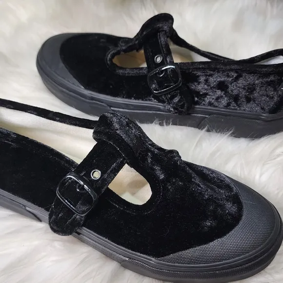 VANS Style 93 Crushed Velvet Women Shoes (black)size8 New