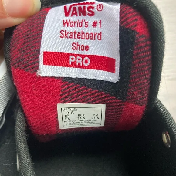 Vans Youth Skate Chukka Low Shoes in Black