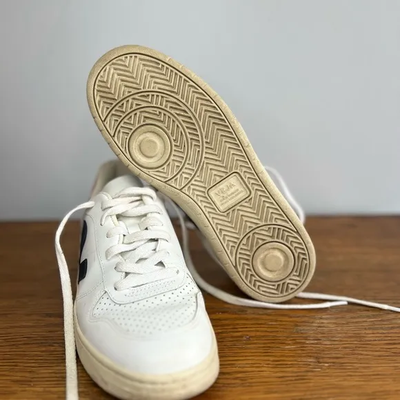 VEJA V-12 Shoes Womens 40 (9) • White Sable Leather Lace Up Low Retro Sneaker.