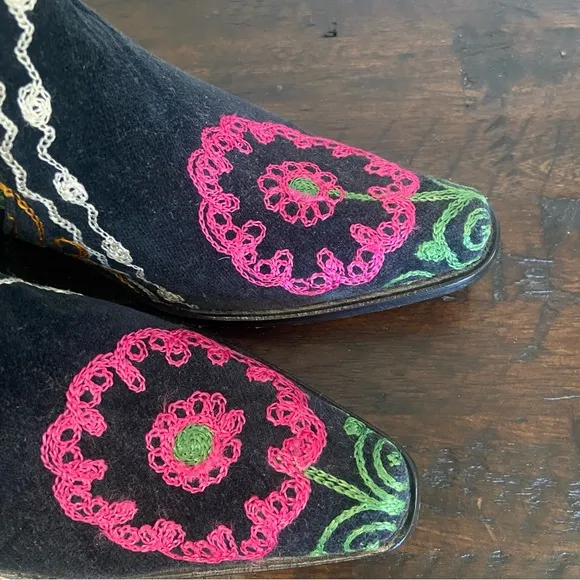 Velvet Road Embroidered Floral Velvet Western Boots Size 35