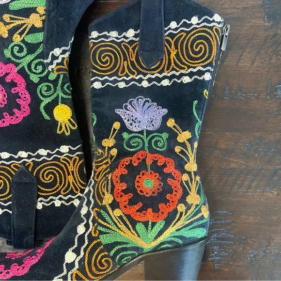 Velvet Road Embroidered Floral Velvet Western Boots Size 35