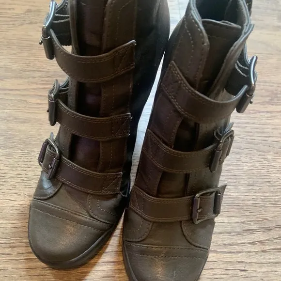 Vera wang boots boho buckled straps wedge heel designer spring contemporary $80
