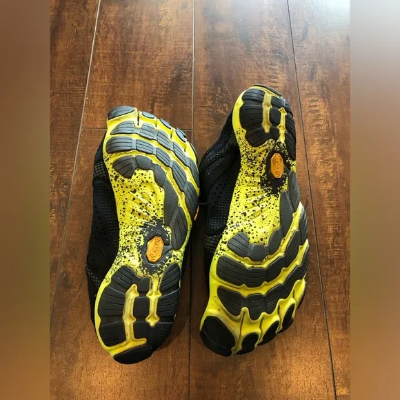 Vibram Men's Black and Yellow Shoes FiveFingers V-Run Size 9-91/2