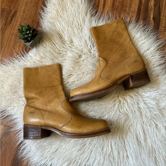 Vintage 1970s Levi’s Men’s Leather Heeled Boots