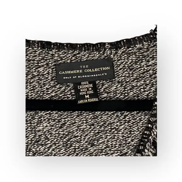 Vintage 90’s: Bloomingdale’s Y2K ᯾ Cozy Cashmere V Neck Knit Whipstitch Sweater