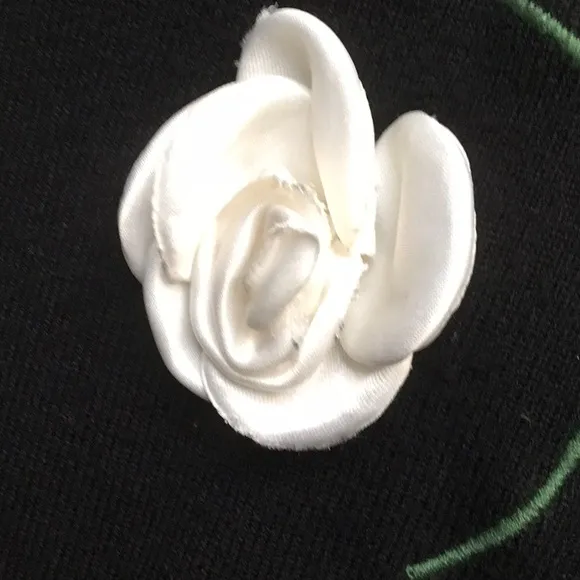 VINTAGE-BLACKwWHITE GARDENIA’S &amp; RHINESTONE PEARL BUTTON CARDI