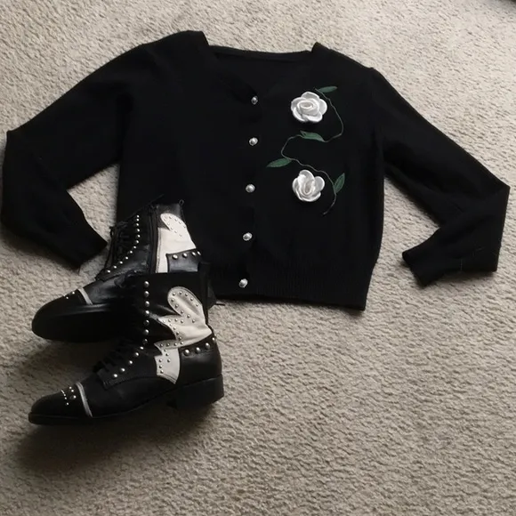 VINTAGE-BLACKwWHITE GARDENIA’S &amp; RHINESTONE PEARL BUTTON CARDI