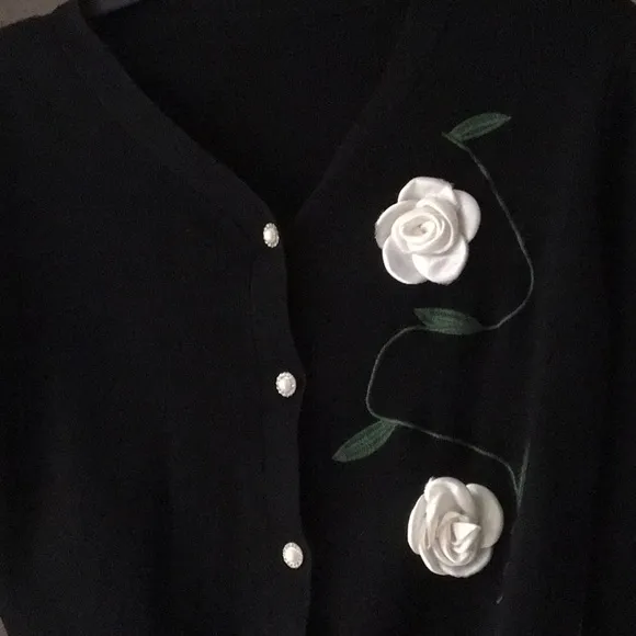 VINTAGE-BLACKwWHITE GARDENIA’S &amp; RHINESTONE PEARL BUTTON CARDI