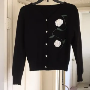 VINTAGE-BLACKwWHITE GARDENIA’S &amp; RHINESTONE PEARL BUTTON CARDI