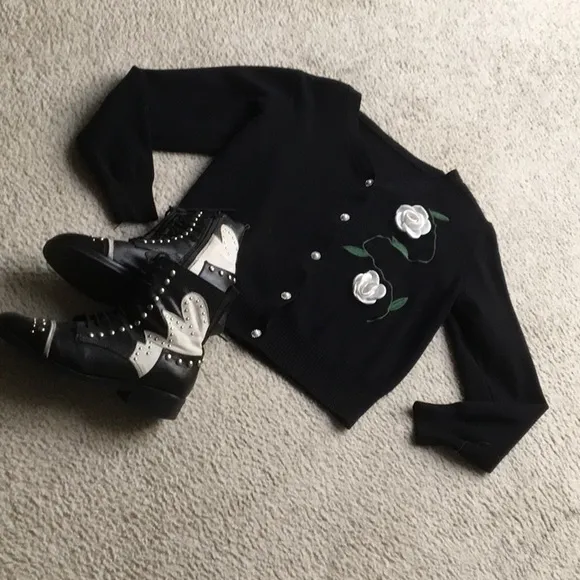 VINTAGE-BLACKwWHITE GARDENIA’S &amp; RHINESTONE PEARL BUTTON CARDI