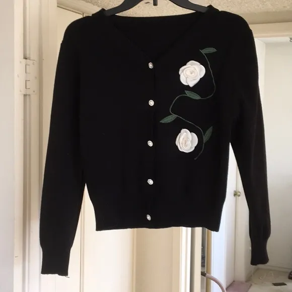 VINTAGE-BLACKwWHITE GARDENIA’S &amp; RHINESTONE PEARL BUTTON CARDI