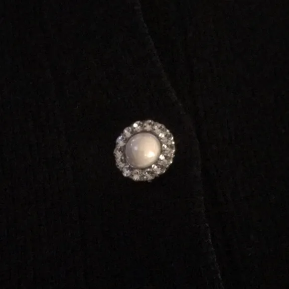 VINTAGE-BLACKwWHITE GARDENIA’S &amp; RHINESTONE PEARL BUTTON CARDI