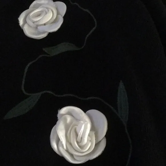 VINTAGE-BLACKwWHITE GARDENIA’S &amp; RHINESTONE PEARL BUTTON CARDI