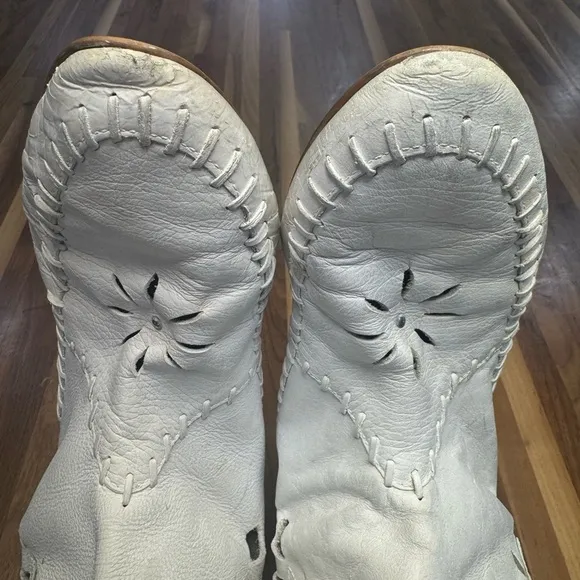 Vintage Chandlers Soft Leather Native Style White Silver Moccasins Boots SZ 10B