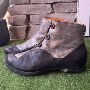 Vintage Cydwoq 38 Black/Silver Collar Women’s boots