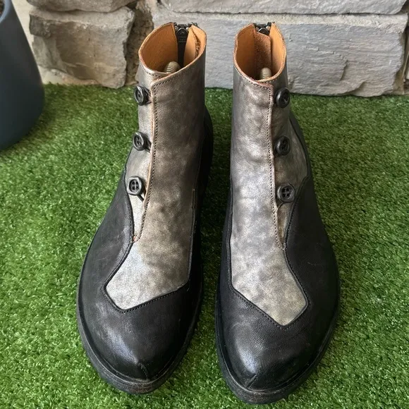 Vintage Cydwoq 38 Black/Silver Collar Women’s boots