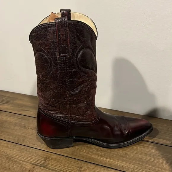 Vintage Dingo burgundy western cowboy boots size 10.5 D