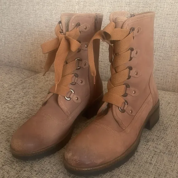 Vintage Foundary Company Tan Suede Boots Size 10