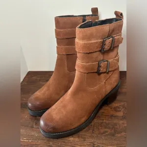 VINTAGE FOUNDRY CO. Women’s Charmaine Buckle Leather Camel Bootie 8.5.