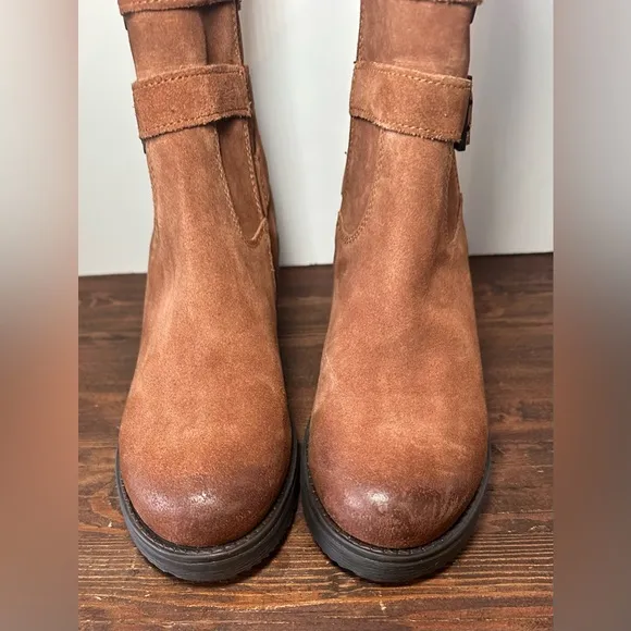 VINTAGE FOUNDRY CO. Women’s Charmaine Buckle Leather Camel Bootie 8.5.