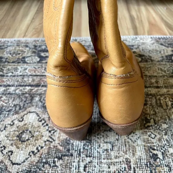Vintage Frye Heeled Leather Cowboy Western Boots in Caramel Tan - 5.5
