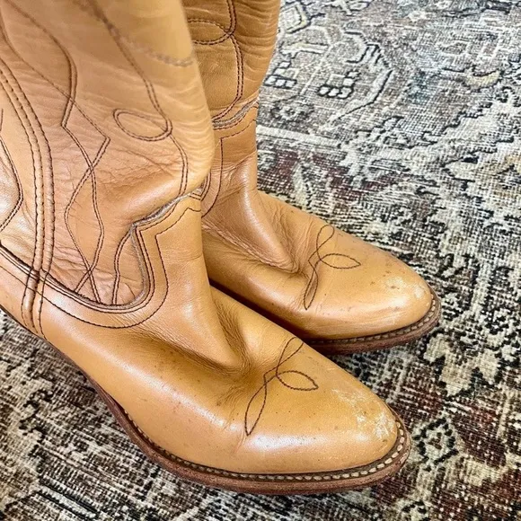 Vintage Frye Heeled Leather Cowboy Western Boots in Caramel Tan - 5.5