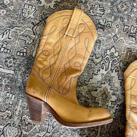 Vintage Frye Heeled Leather Cowboy Western Boots in Caramel Tan - 5.5