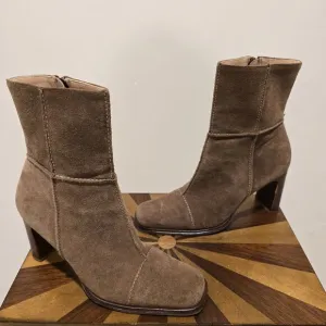 Vintage Y2K 90s 8.5 Suede Leather Square Toe Stitched Boot Minimalist Boho