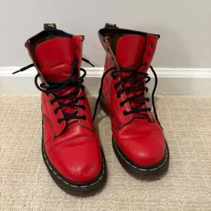 Vtg 90s Dr‎ Martens MADE IN ENGLAND 8 Eyelet Boots Cherry Red Mens Size 4 EUR 36